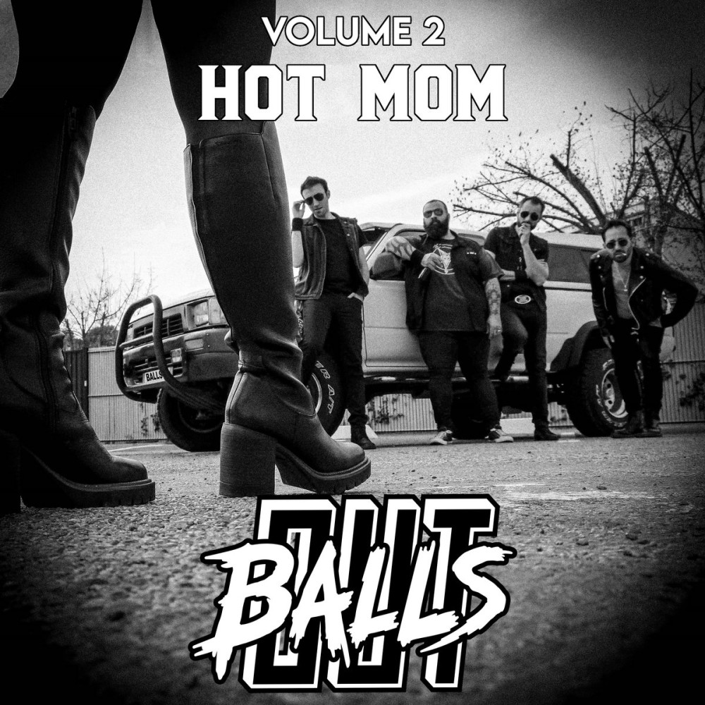 Balls Out - Volume 2 : Hot Mom